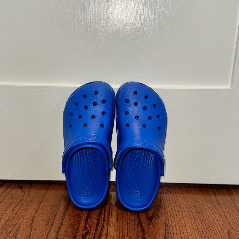 blue crocs size 9 in women’s; 7 in men’s